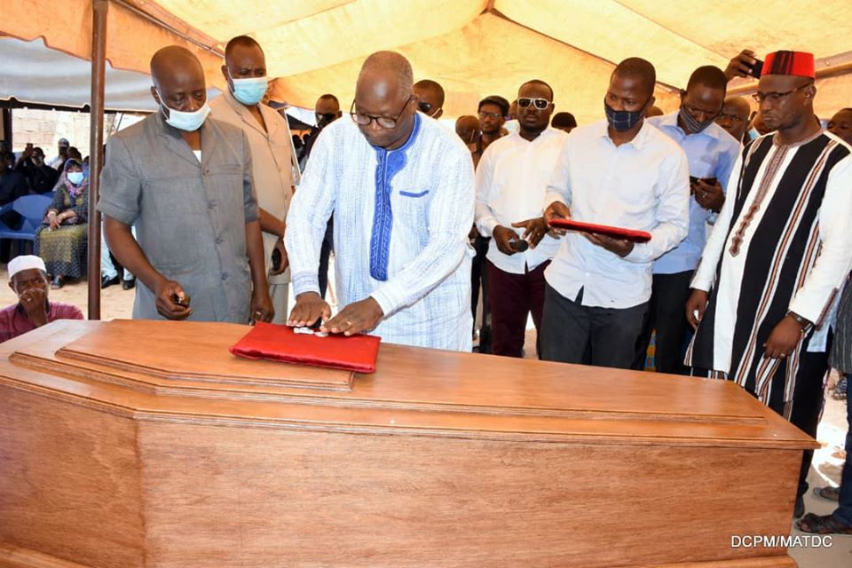 Le Ministre d'Etat,Ministre de l'Administration territoriale,Siméon Sawadogo sur la depouille du Maire de Pensa