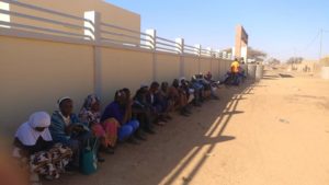 la police: les habitants de Djibo en rang pour pour l'établissement de la carte nationale d'identité burkinabè au commissariat de police de la ville