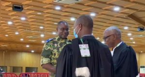 Le général de brigade Gilbert Diendéré,accusé au procès Thomas Sankara, échangeant avec ses avocats au tribunal militaire délocalisé à la salle des banquets de Ouaga 2000. 25 octobre 2021.