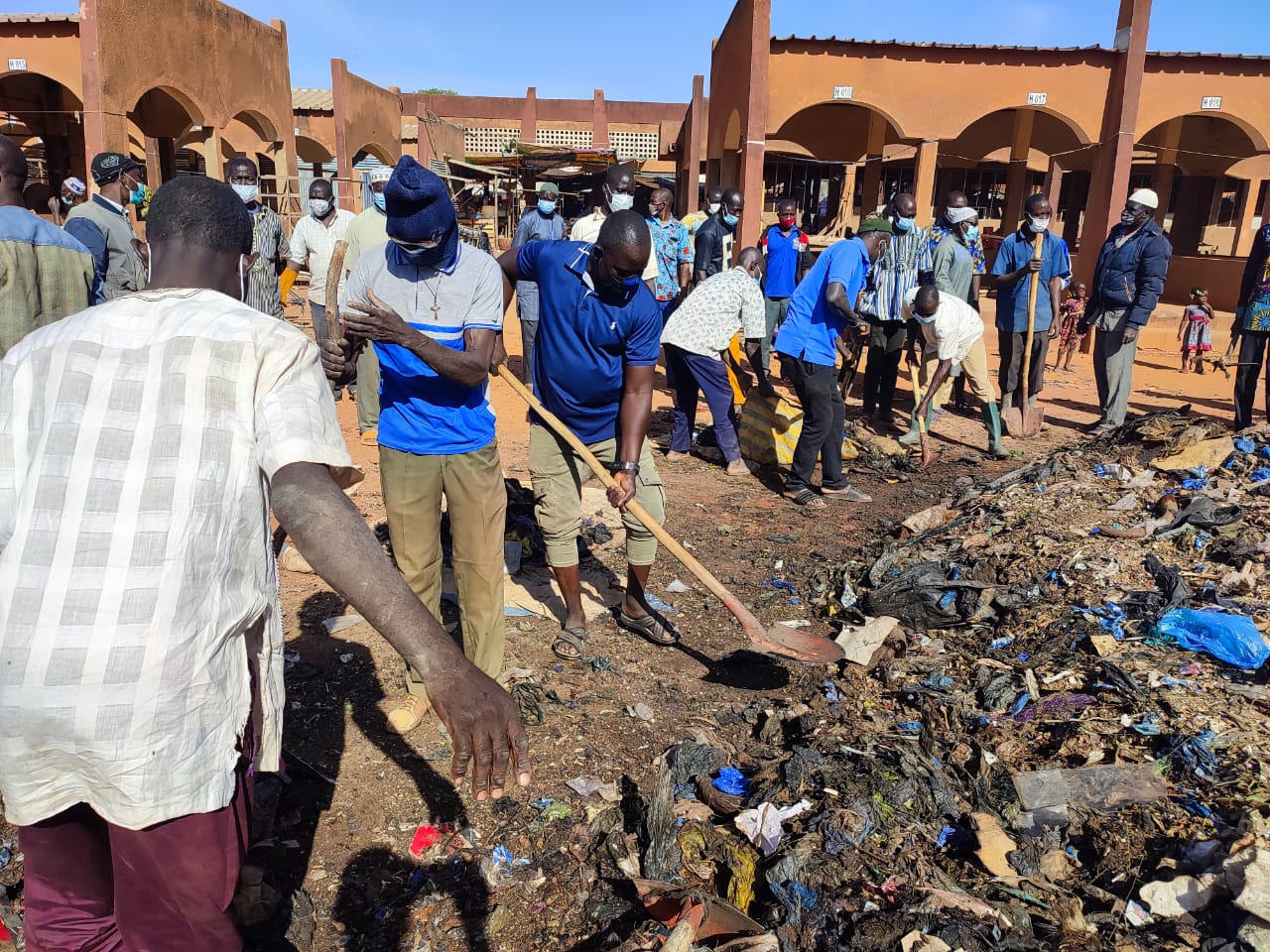Burkina Faso : une opération pour assainir le marché de Ziniaré (région du plateau central) de ses ordures