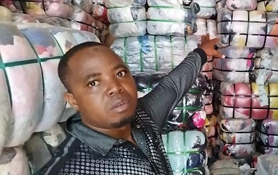 «Une balle de jeans premier choix, pesant 45 kg peut coûter 95.000 F.CFA ou plus», Mahamoudou Ouédraogo, commerçant grossiste 