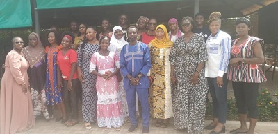 Photo de famille des participants à l'atelier d'échanges sur l'accentuation de la visibilité médiatique du leadership féminin au Burkina Faso