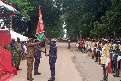 Le chef d’état-major général des Armées, le colonel-major (à gauche) remettant le drapeau national au nouveau chef de la gendarmerie, le lieutenant-colonel Kouagri Natama (à droite)
