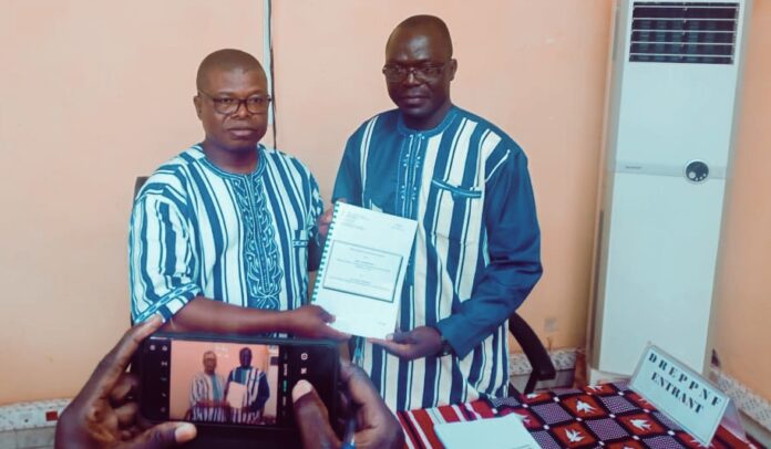 Jean Marie Ouédraogo (à droite) désormais le directeur régional de l’éducation préscolaire, primaire et non formelle de la région du Nord