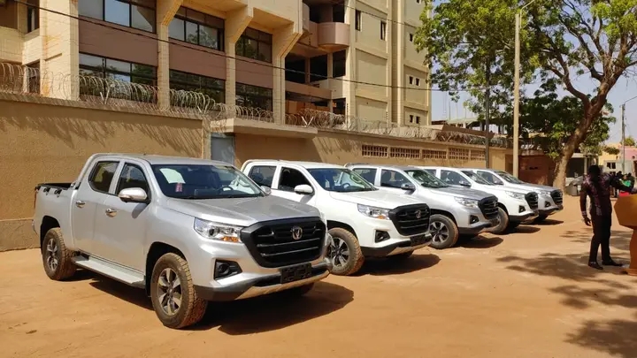 5 véhicules de type Pick-up d'une valeur de plus de 82 millions de francs CFA 