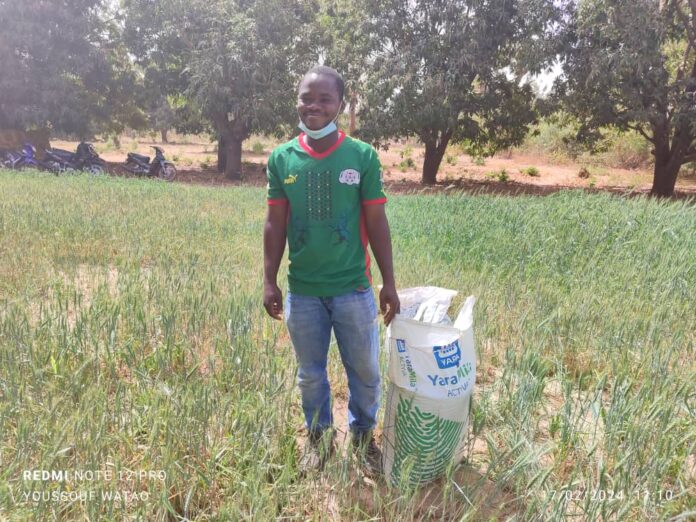 Abdoulaye Sawadogo, jeune agriculteur, spécialisé dans la culture du Blé