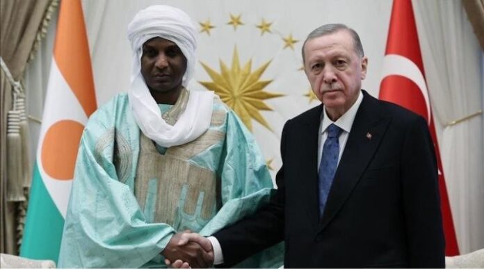 Le premier ministre Lamine Zeine (à gauche) et le président de la Turquie Recep Erdogan