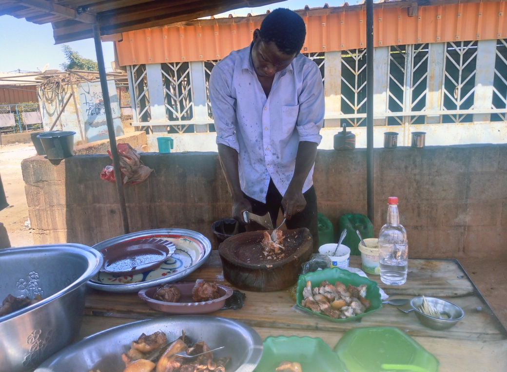 Séverin Bonkoungou en train de découper la viande 