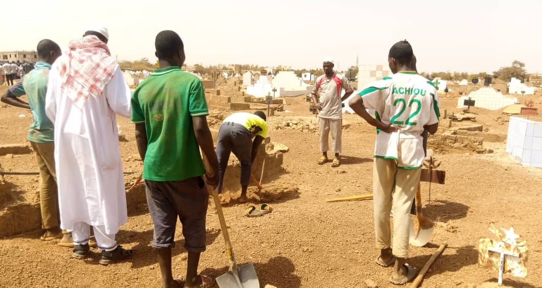 Boukaré et son équipe en train de vouloir creuser une tombe 