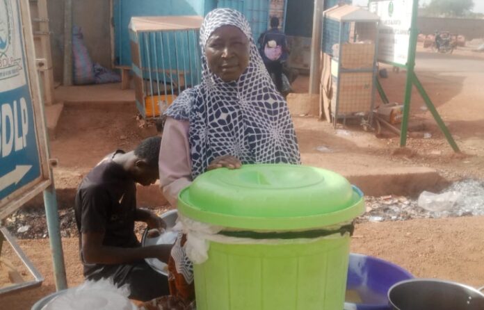 Kadiatou Sawadogo, vendeuse de bouillie  près de la gare routière de Fada N'Gourma