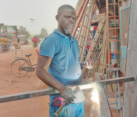 Ousmane Zoungrana gérant d'un atelier de soudure 