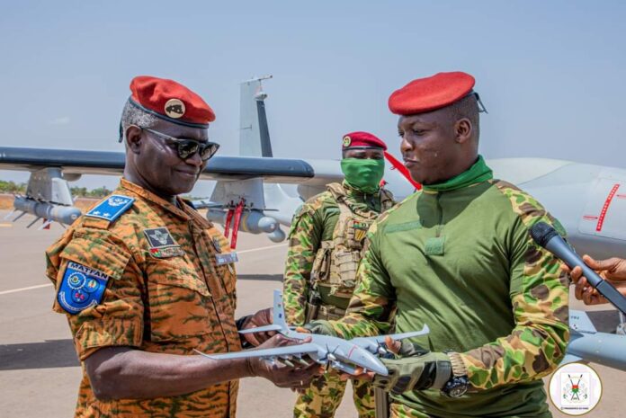 Remise de vecteurs aériens par le chef de l'État, le Capitaine Ibrahim Traoré, au ministre de la Défense, Kassoum Coulibaly