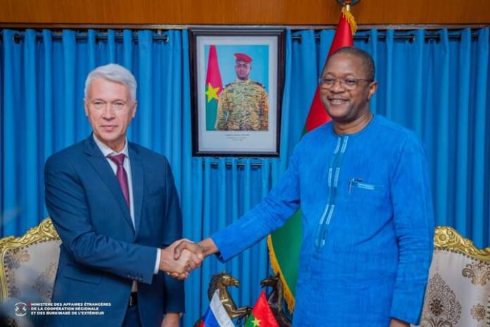 Poignée de main entre le ministre des Affaires étrangères du Burkina (à droite) et l'ambassadeur de la Russie près du Burkina Faso