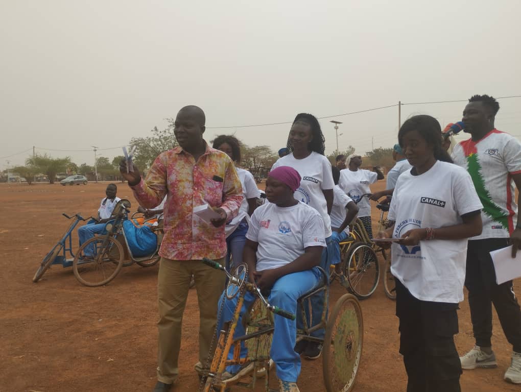 Le président de la délégation spéciale de l'arrondissement 3 de la commune de Ouagadougou, remettant le premier prix à la gagnante de la course A