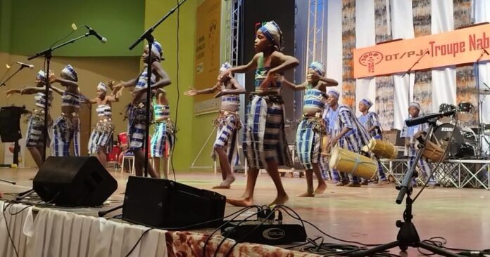 La troupe Nabonswendé de Nassodo du Gourma en pleine prestation
