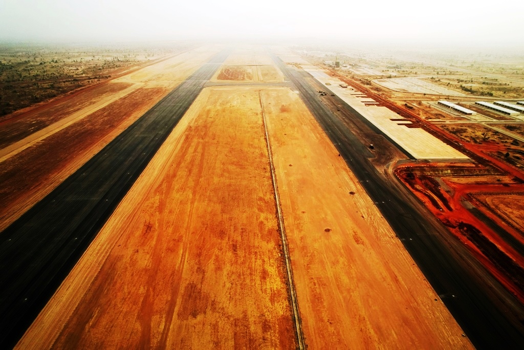 Vu de la piste d'atterrissage en finition. Crédit photo :MOAD