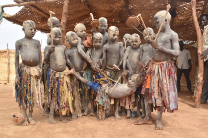 Des enfants initiés à la circoncision ou le «Keoogo» en langue locale mooré