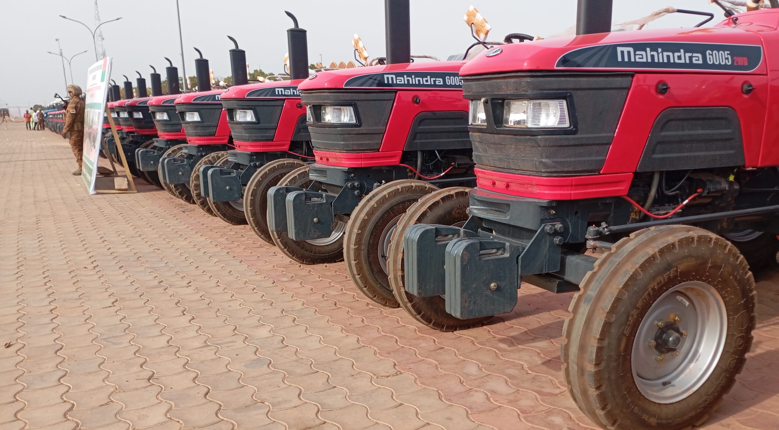 Plusieurs tracteurs remis aux agriculteurs 