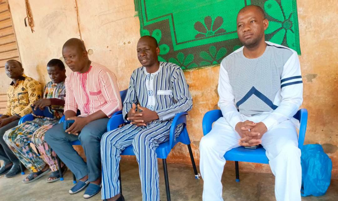 Le haut commissaire de la province du Sourou Désiré Badolo (habillé en Faso Dan Fani au milieu) chez des musulmans