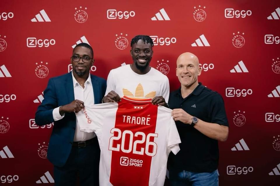 Bertrand Traoré, son agent et le Directeur technique d'Ajax