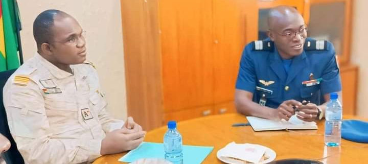 Le ministre Soumbié à gauche et le lieutenant colonel Christian Ouattara en échange