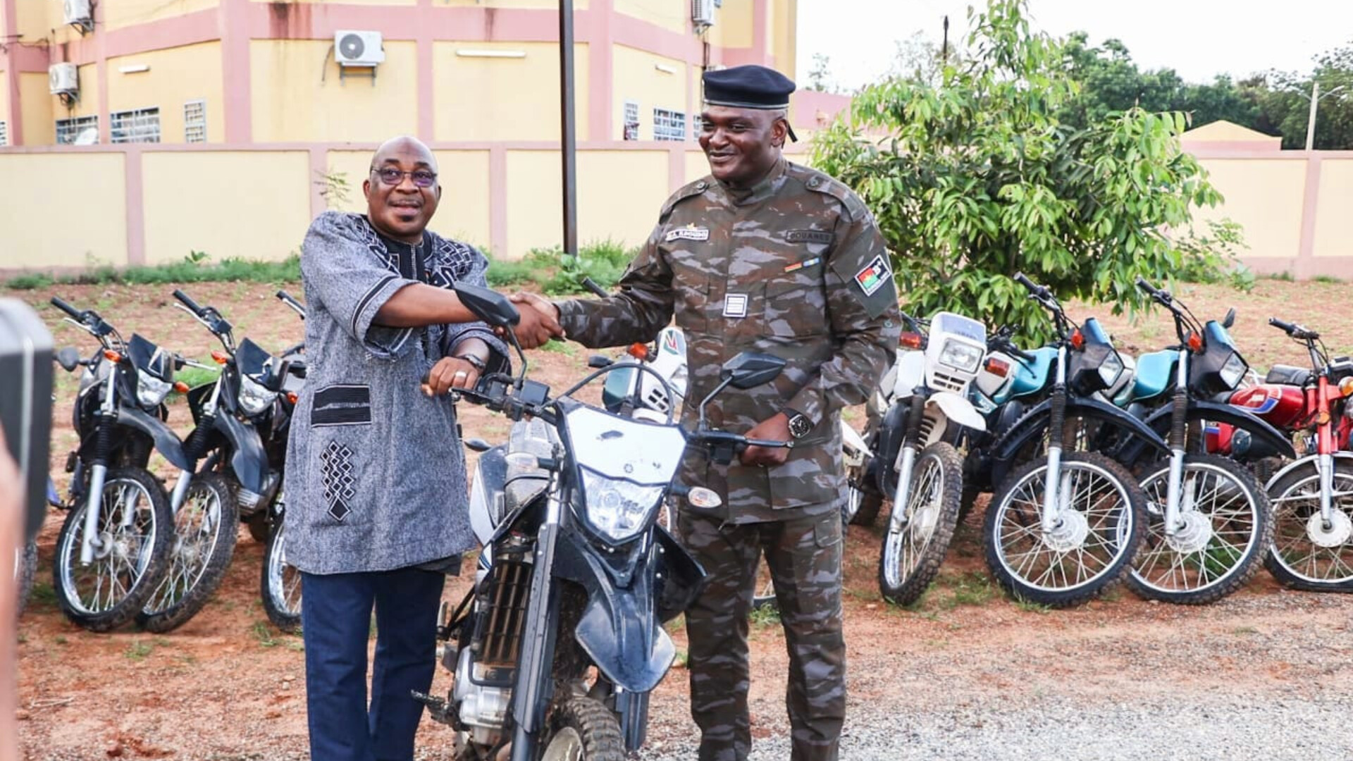 Le directeur général des Douanes, Adama Ilboudo (à droite), remettant symboliquement