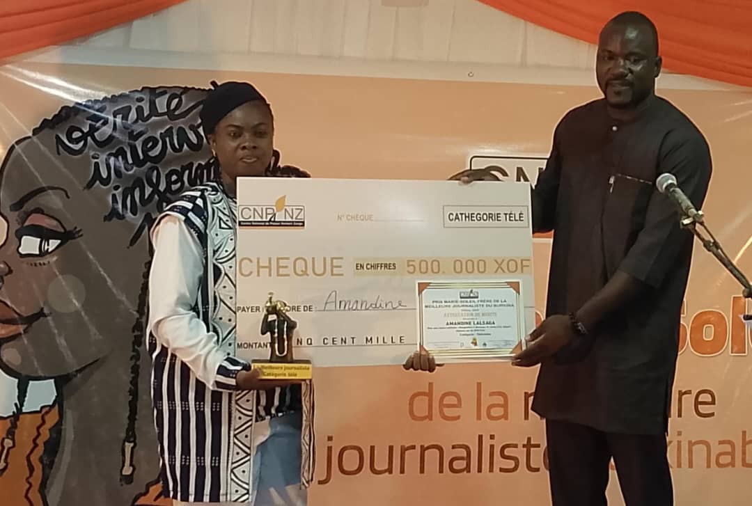 Amandine Lalsaga, journaliste à la RTB/ Télé reçoit son prix