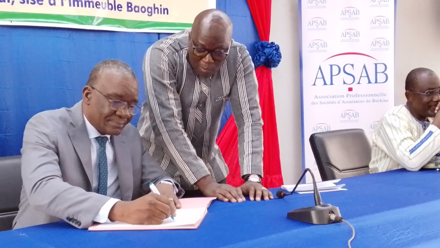 Le vice-président de l'APSAB Sy Salifou Traoré signant la Convention collective