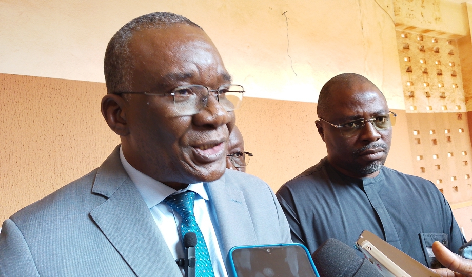 M. Sy Salifou Traoré s'adressant à la presse