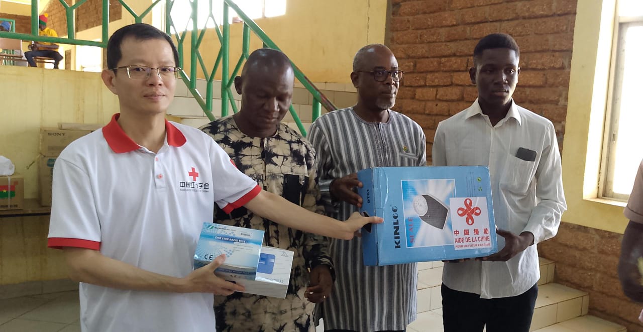 La remise symbolique du don par la Mission médicale chinoise
