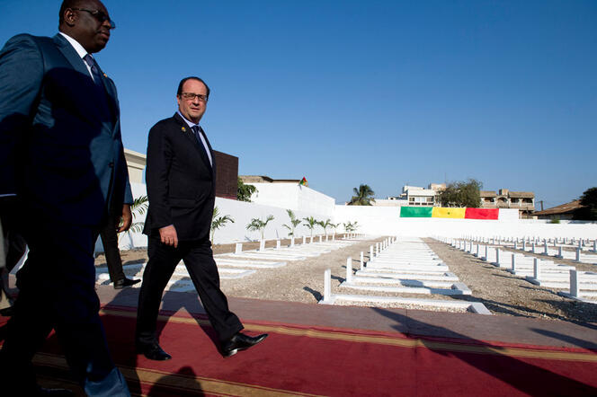 Les anciens présidents François Hollande de France et Macky Sall du Sénégal au cimetière de Thiaroye en 2014