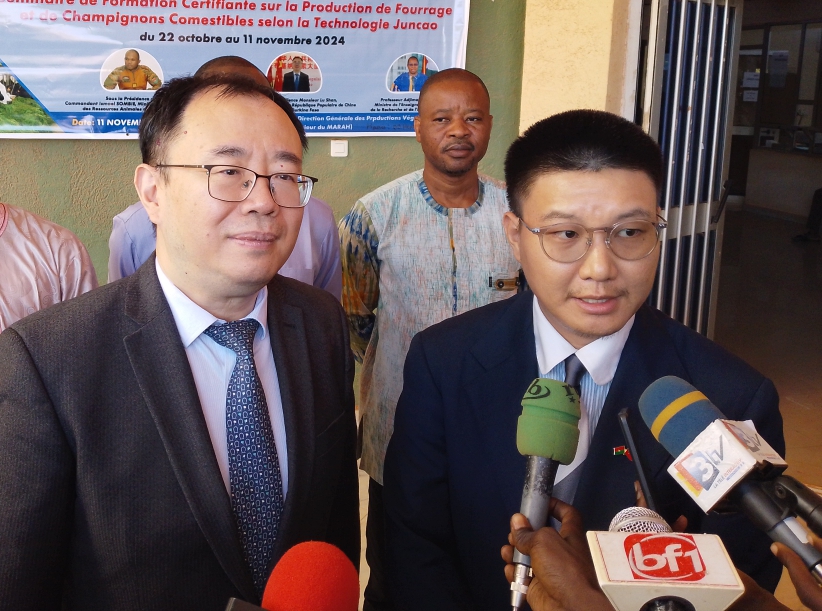 Le diplomate chinois s'adressant à la presse