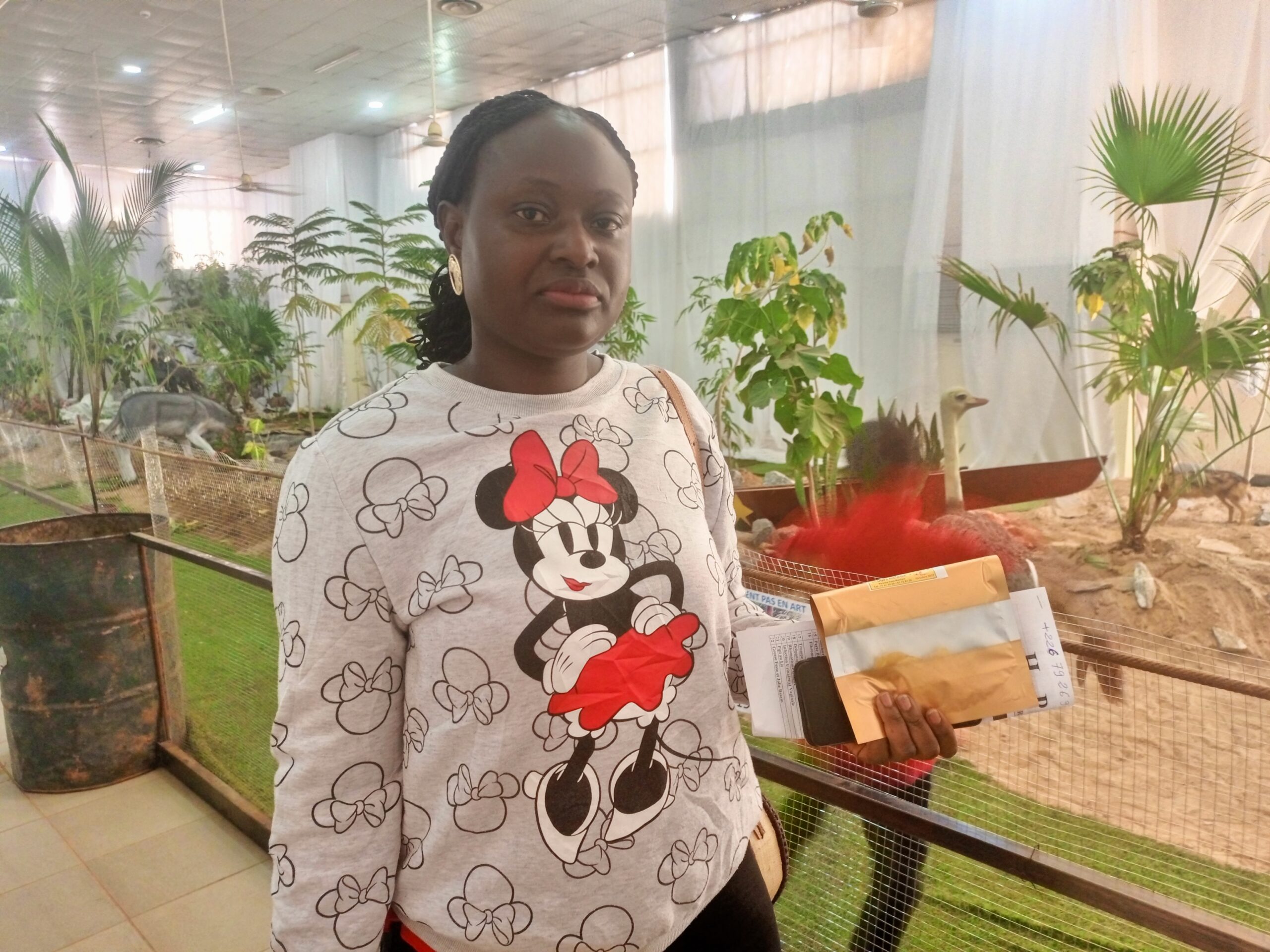 La visiteuse Marie Lucie Yaméogo dans le stand de Komi Art
