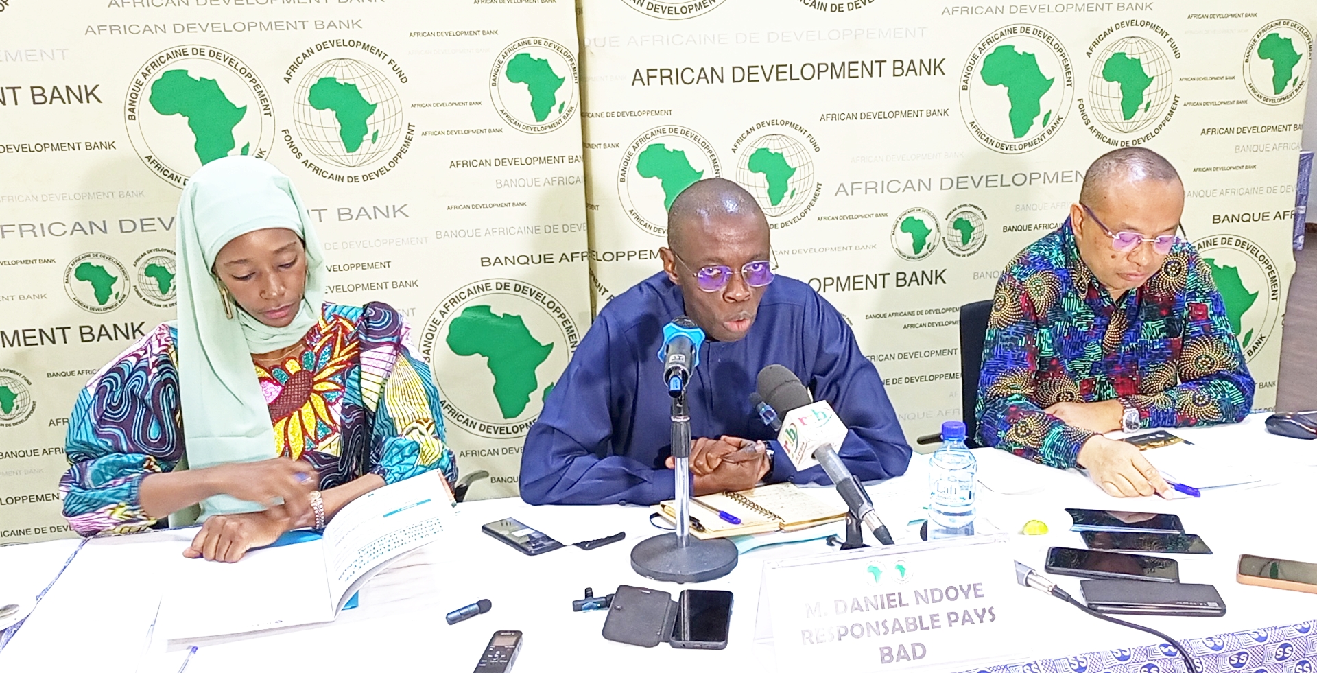 Daniel Ndoye (au milieu) et ses collaborateurs