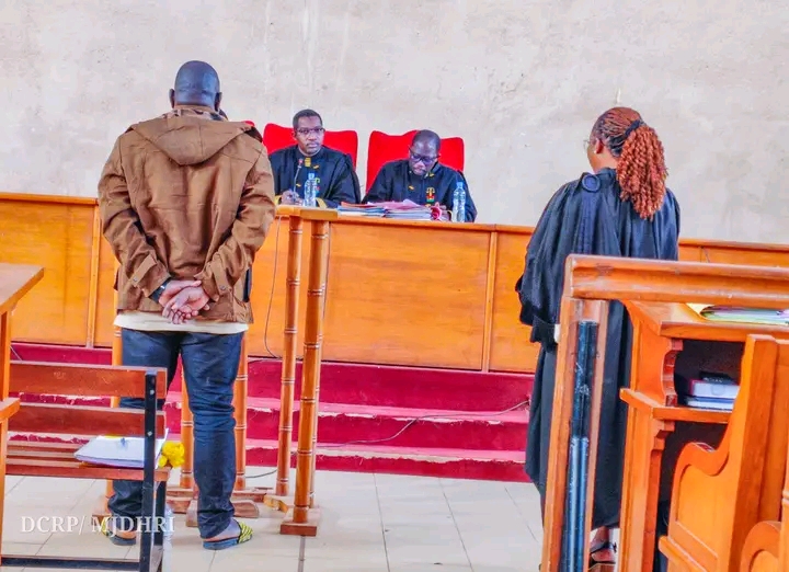 Le prévenu Amidou Tiegnan à la barre, assisté de son avocate (à droite)