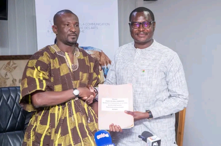 Le ministre de la Communication, Gilbert Ouédraogo (à droite) et le secrétaire général du gouvernement Ousmane Ouattara (à gauche)
