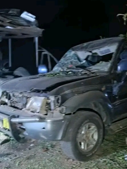 Une vue de la voiture après l'explosion
