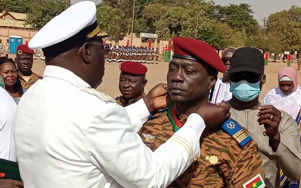 Le gouverneur de la région du Centre Abdoulaye Bassinga à la cérémonie de décoration