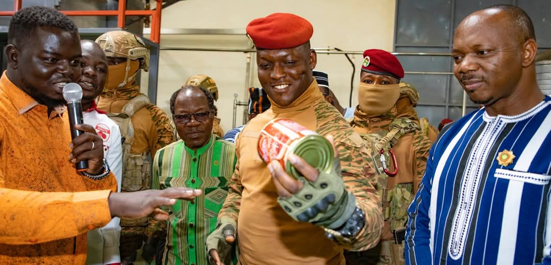 Le Président du Faso, le capitaine Ibrahim Traoré à l'intérieur de l'usine
