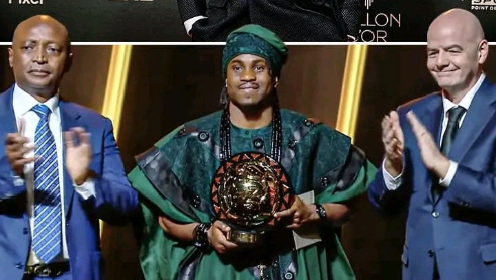 Le Nigérian Ademola Lookman (au milieu ) remporte le ballon d'or