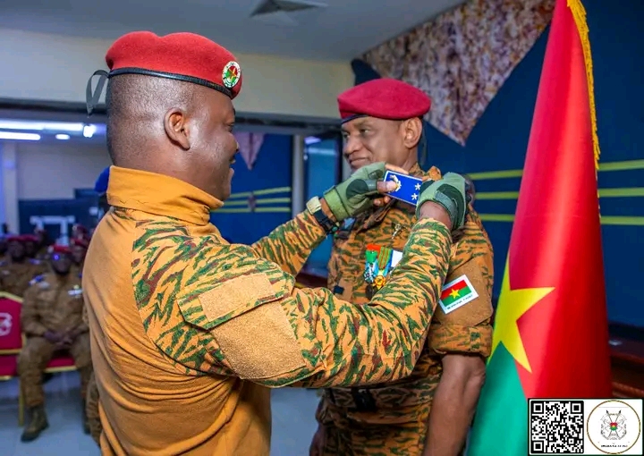 Le colonel Moussa Diallo reçoit ses épaulettes de général de brigade