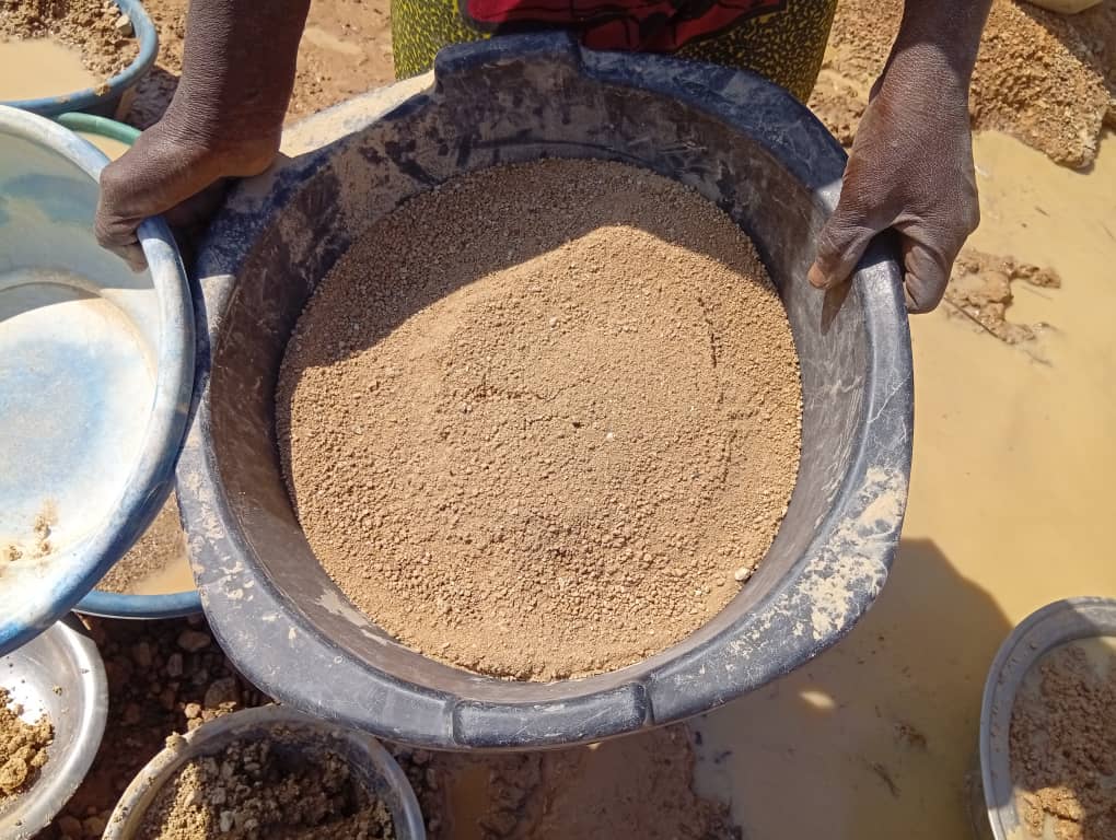 Des débris de terre prêts à être tamisés à la recherche de l'or
