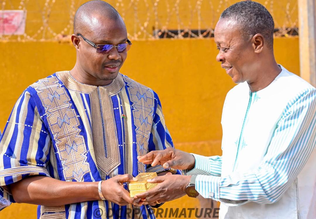 Remise officielle de lingots d'or au premier ministre Jean Emmanuel Ouédraogo (à gauche)