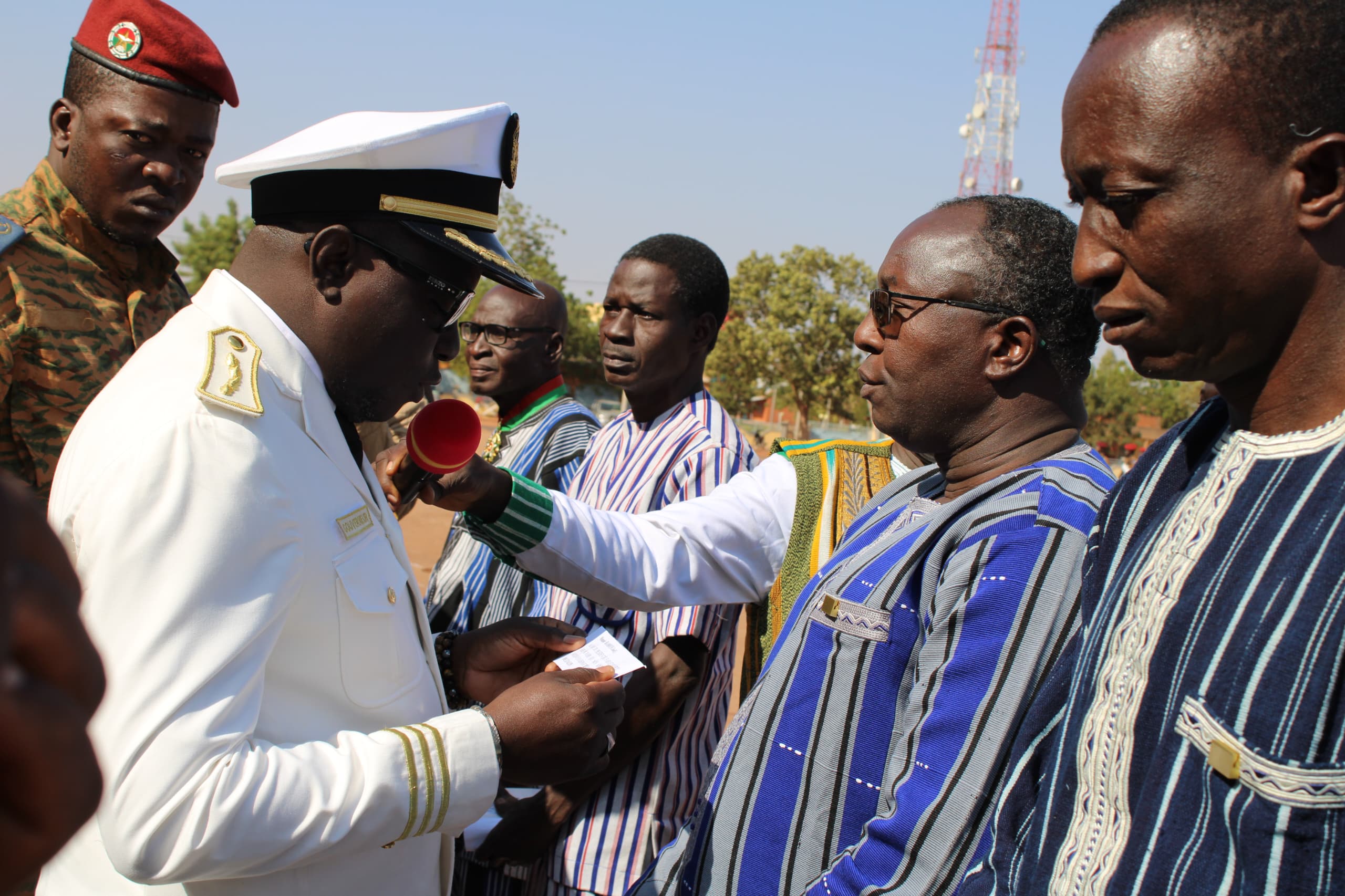 Le gouverneur de la région du Nord, Issouf Ouédraogo, décorant un récipiendaires