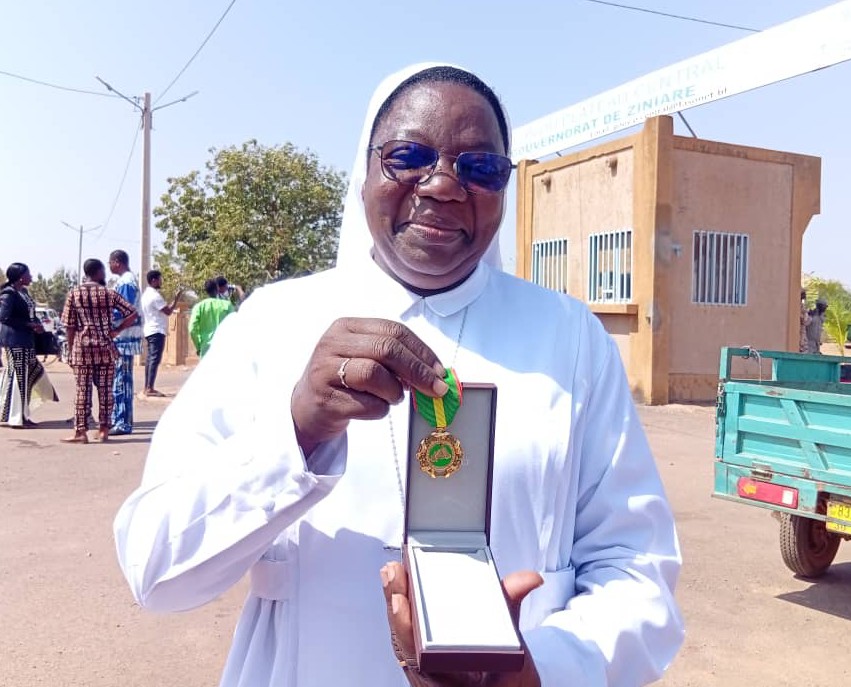 Soeur Marguerite Ouédraogo présentant sa médaille