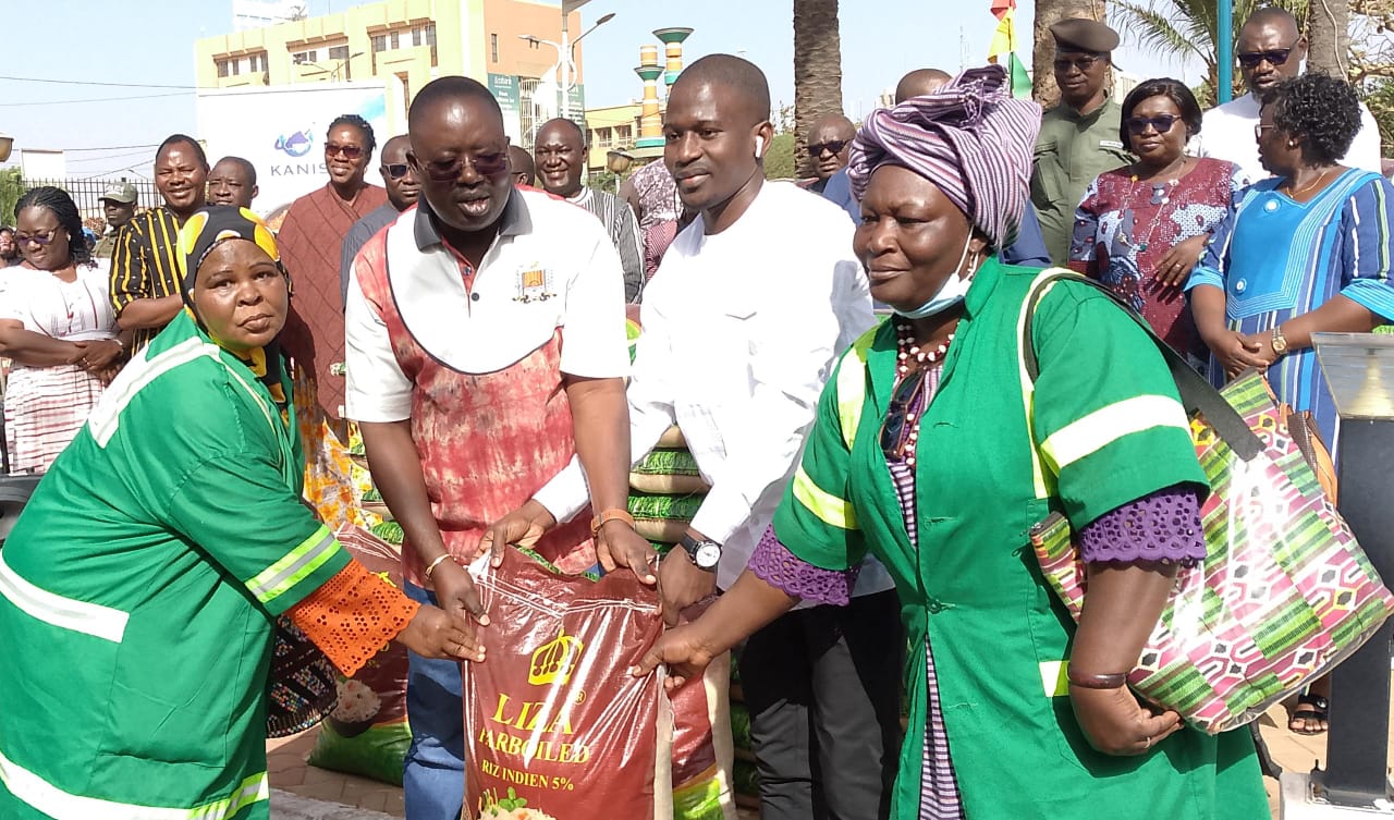 Remise symbolique de vivres aux femmes de la Brigade verte de la commune de Ouagadougou