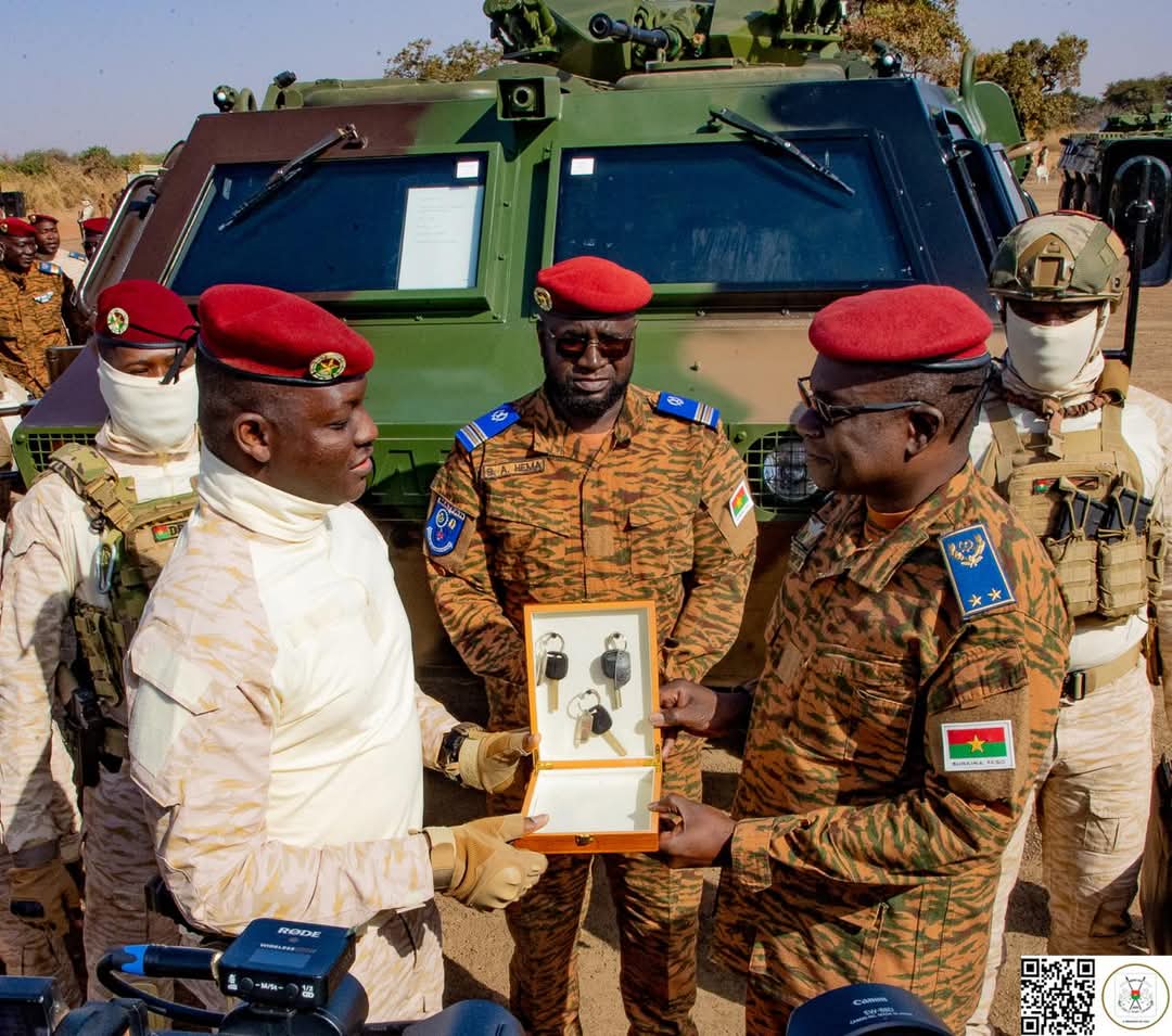 Le Capitaine Ibrahim Traoré remet du matériel de combat au ministre de la défense