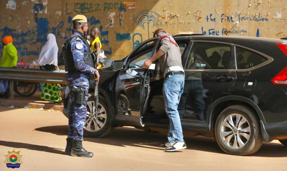 Contrôle d'un véhicule lors d'une patrouille de la gendarmerie nationale