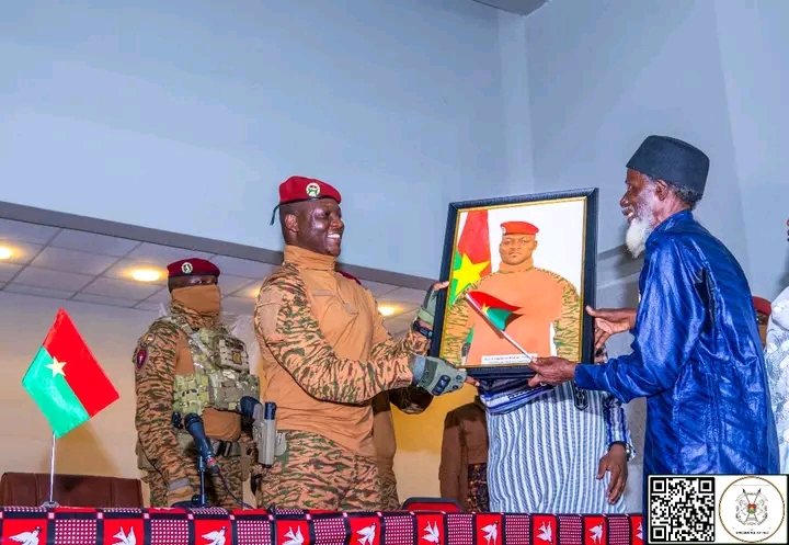 Remise d'un portrait au président du Faso, le capitaine Ibrahim Traoré (à gauche)
