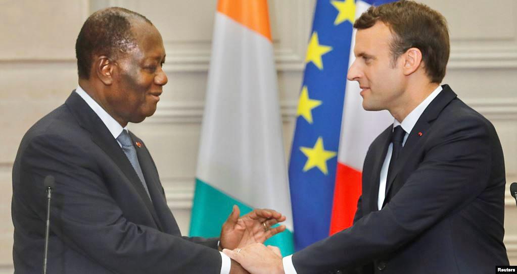 Le président ivoirien Alassane Ouattara (à gauche) et le président français Emmanuel Macron (à droite)